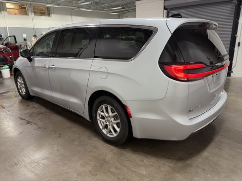 Used 2024 Chrysler Pacifica Touring-L FWD image 5