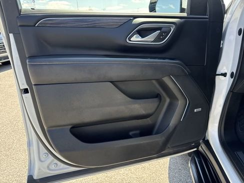 Certified 2023 GMC Yukon SLT w/ SLT Luxury Package AWD/4WD image 22