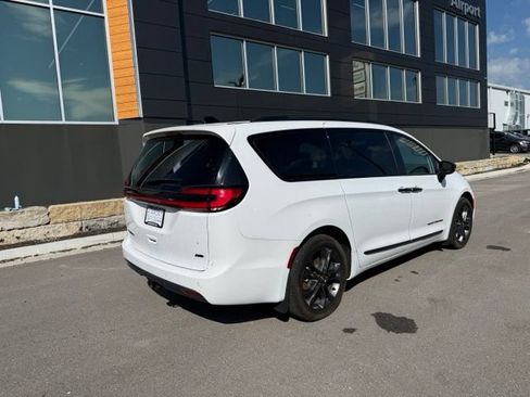 Used 2024 Chrysler Pacifica Touring-L w/ Road Tripper Package AWD/4WD image 3
