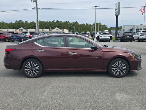 Used 2025 Nissan Altima 2.5 SV FWD image 2