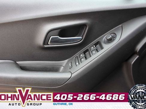 Used 2018 Chevrolet Trax LS FWD image 29