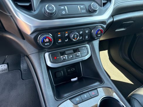 Used 2023 GMC Acadia SLE FWD image 20