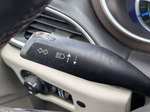 Used 2018 Chrysler Pacifica Touring-L FWD image 23