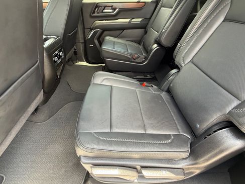 Used 2025 GMC Yukon XL Denali AWD/4WD image 12