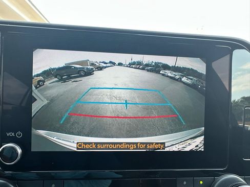 Used 2023 Toyota Highlander LE FWD image 16