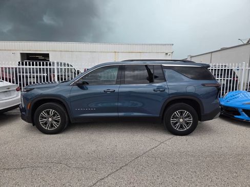 Used 2024 Chevrolet Traverse LT w/ Trailering Package FWD image 2