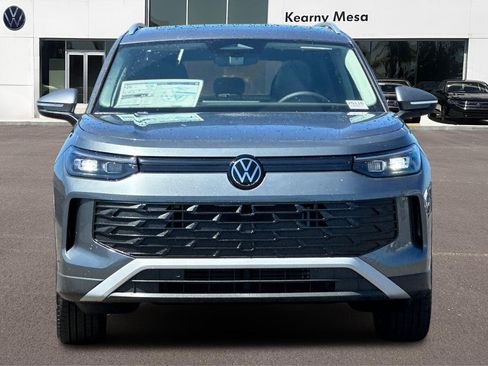 New 2025 Volkswagen Tiguan SE image 9