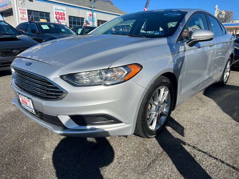 Used 2017 Ford Fusion SE w/ Fusion SE Technology Package image 5
