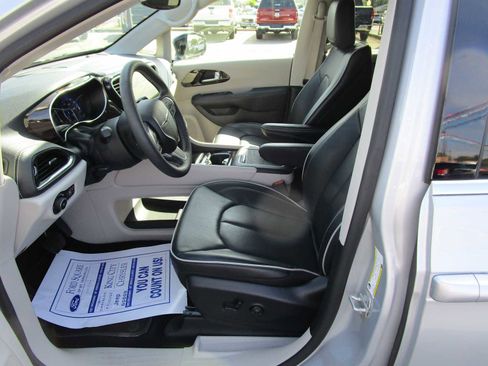 Certified 2024 Chrysler Pacifica Limited image 24