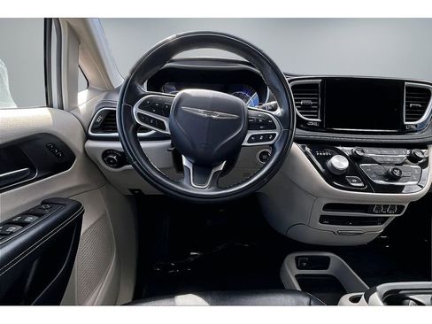 Used 2022 Chrysler Pacifica Touring-L w/ Uconnect Theater Family Group AWD/4WD image 7