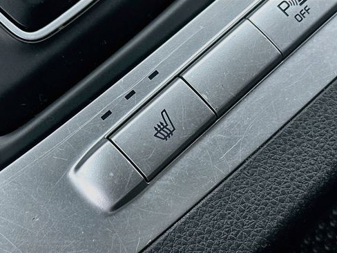 Used 2024 Kia Carnival LX FWD image 19