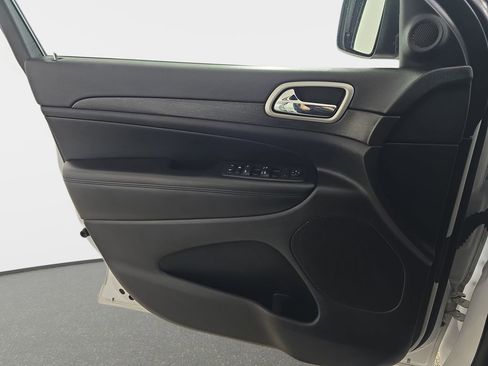 Used 2017 Jeep Grand Cherokee Altitude AWD/4WD image 29