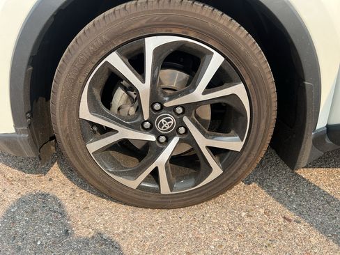 Used 2021 Toyota C-HR XLE FWD image 24