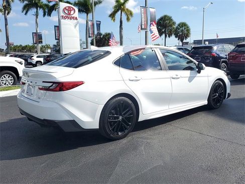 Used 2025 Toyota Camry SE image 11