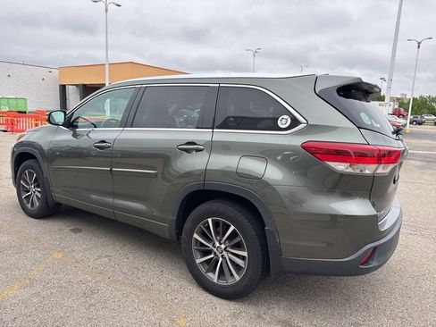Used 2017 Toyota Highlander XLE w/ Carpet Mat Package AWD/4WD image 4