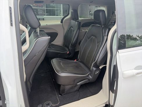 Used 2023 Chrysler Pacifica Limited w/ Uconnect Theater Family Group FWD image 6