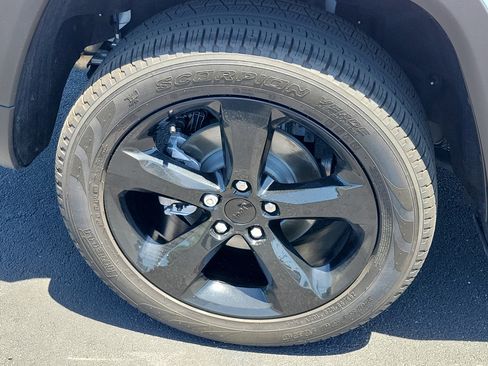 Used 2023 Jeep Grand Cherokee Limited w/ Black Appearance Package image 10