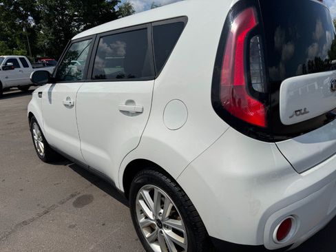Used 2018 Kia Soul + FWD image 10