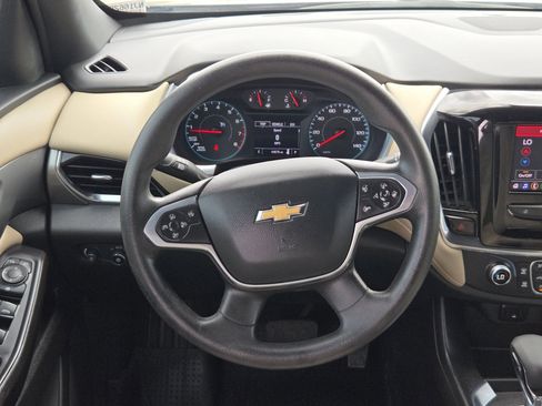 Used 2022 Chevrolet Traverse LS image 18