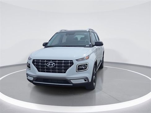 Used 2025 Hyundai Venue Limited image 3