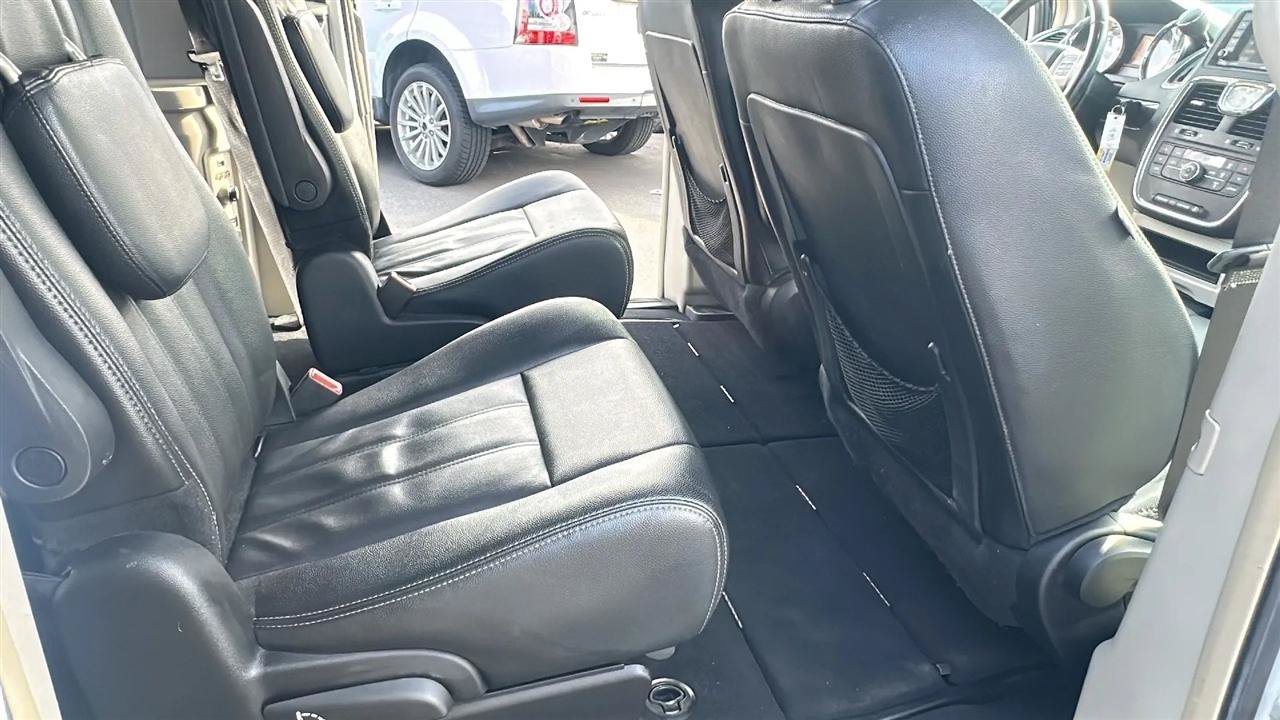 Used 2016 Chrysler Town & Country Touring FWD image 28
