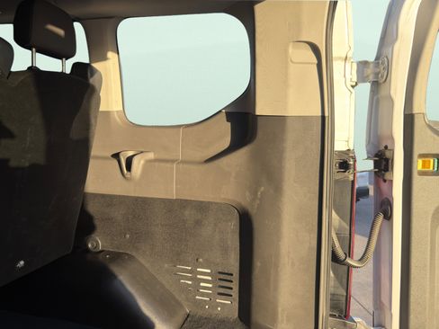 Used 2023 Ford Transit 350 XLT image 17