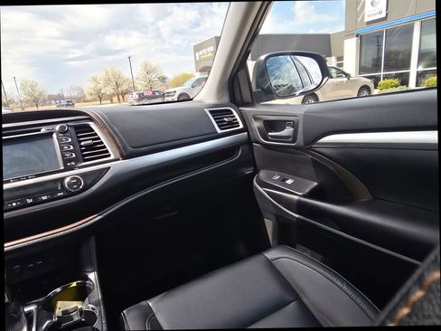 Used 2019 Toyota Highlander XLE image 17