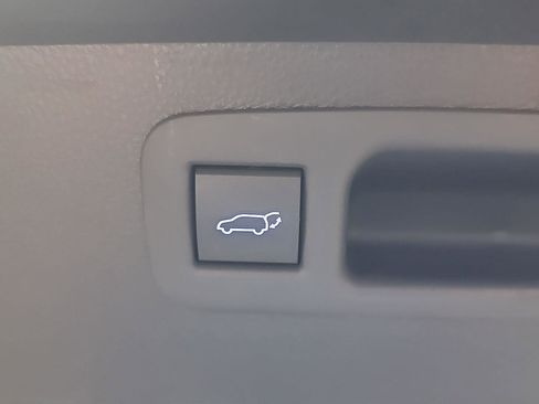 Used 2022 Toyota Highlander XLE AWD/4WD image 8
