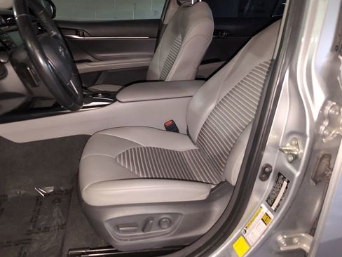 Used 2020 Toyota Camry SE FWD image 3