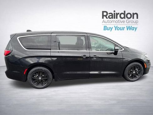 Used 2024 Chrysler Pacifica Touring-L image 9