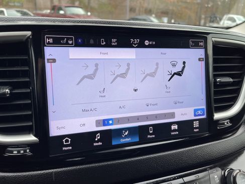 Used 2024 Chrysler Pacifica Touring-L image 11