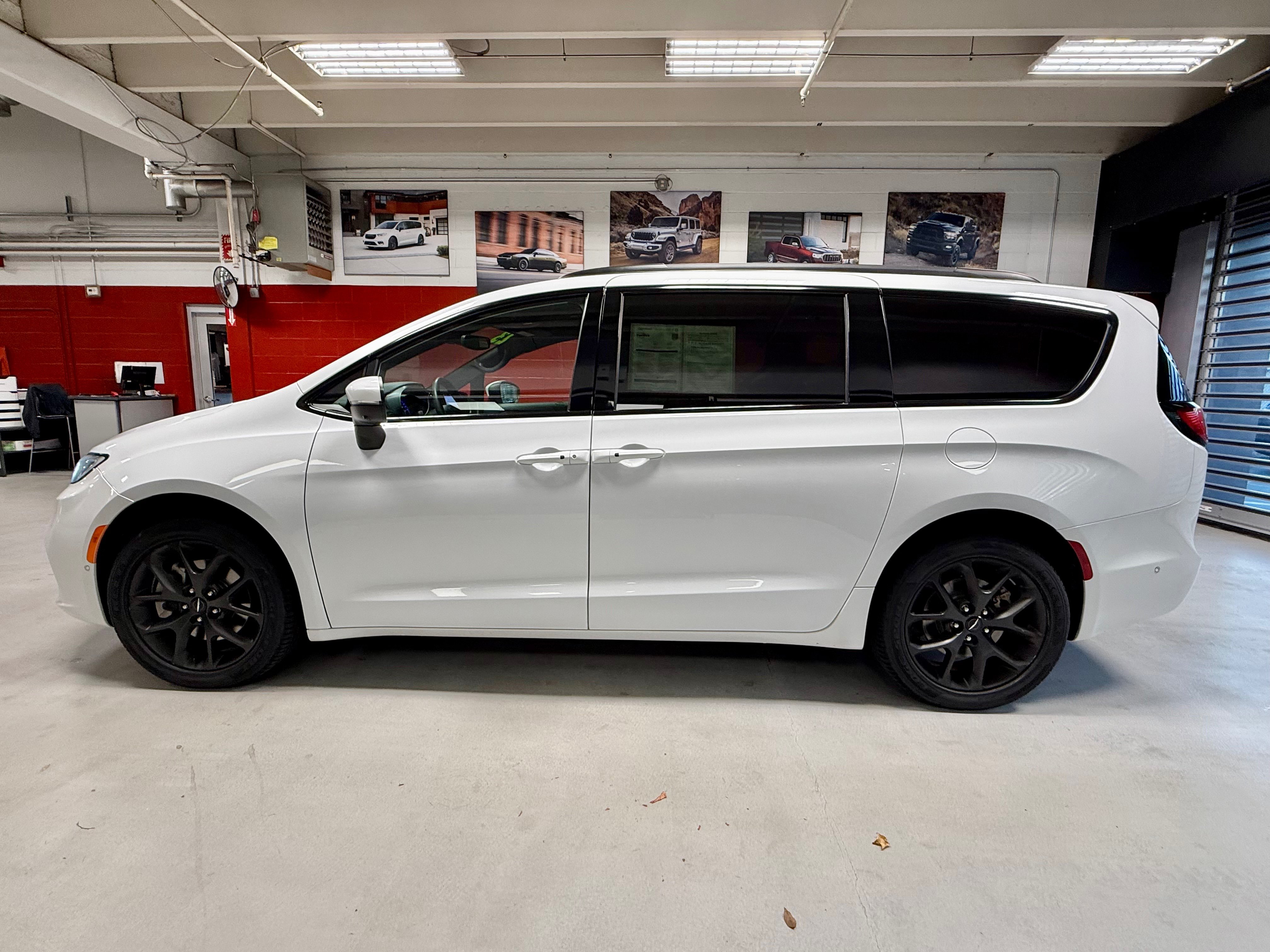 Certified 2023 Chrysler Pacifica Touring-L w/ Uconnect Theater Family Group AWD/4WD image 2