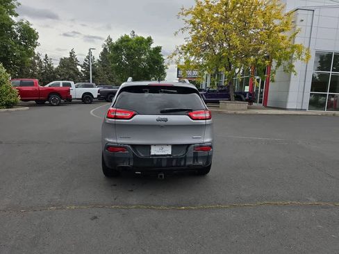 Used 2018 Jeep Cherokee Latitude AWD/4WD image 4