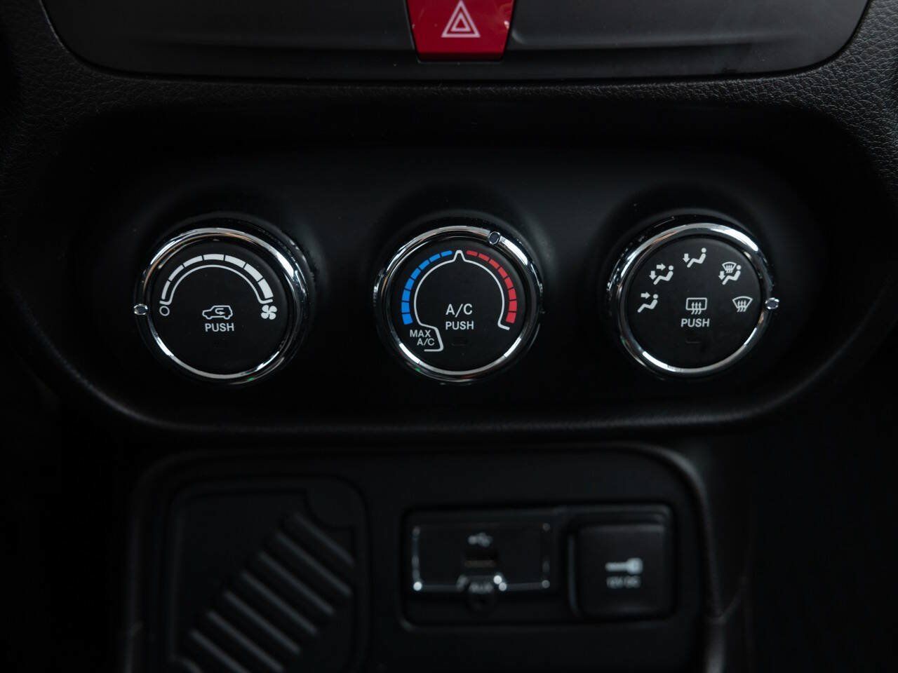 Used 2016 Jeep Renegade Latitude FWD image 35