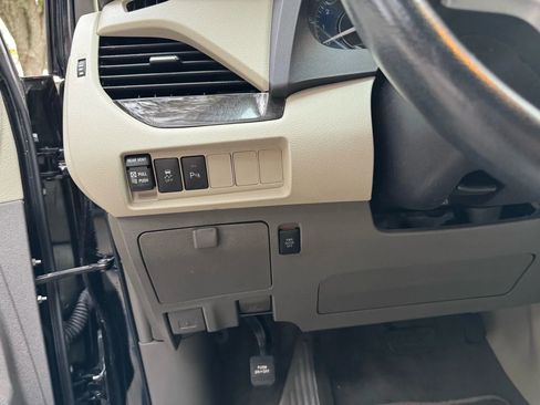 Used 2019 Toyota Sienna XLE image 19