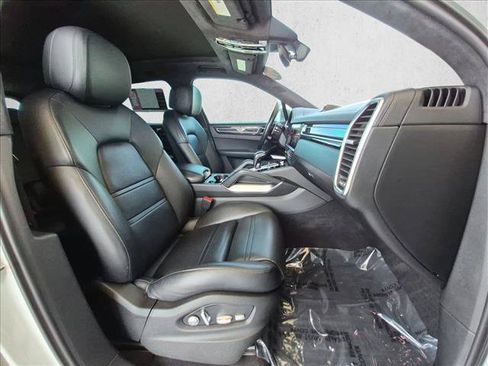 Used 2019 Porsche Cayenne Turbo AWD/4WD image 23