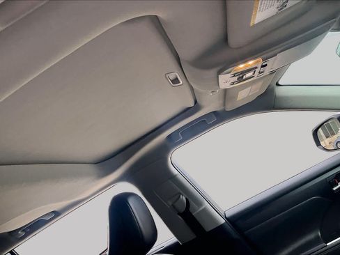 Used 2021 Toyota Highlander XLE FWD image 14