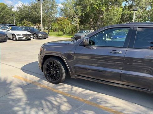 Used 2021 Jeep Grand Cherokee Laredo X AWD/4WD image 3