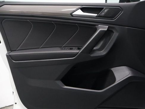 Used 2022 Volkswagen Tiguan SE w/ Panoramic Sunroof Package image 12