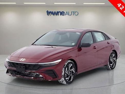 Used 2025 Hyundai Elantra Sport image 2