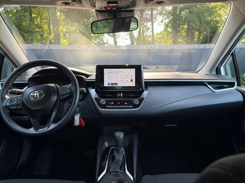 Used 2025 Toyota Corolla LE FWD image 31