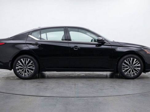 Used 2025 Nissan Altima 2.5 SV FWD image 11