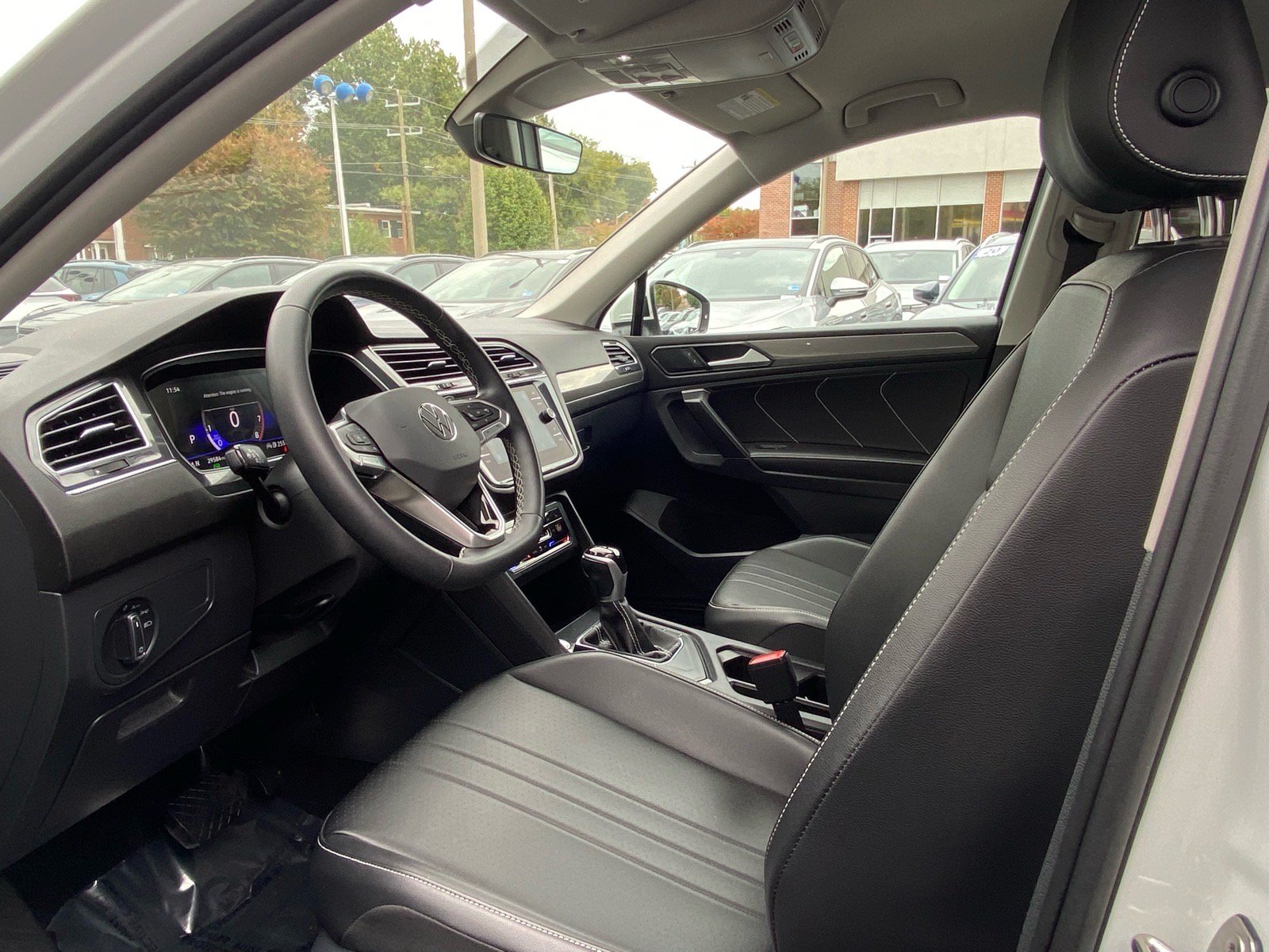 Used 2023 Volkswagen Tiguan SE FWD image 11