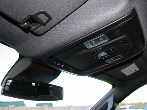 Used 2024 GMC Yukon SLT w/ SLT Luxury Package image 28