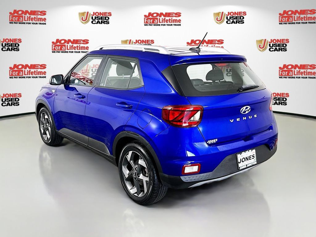 Used 2023 Hyundai Venue SEL FWD image 2
