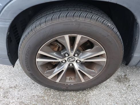 Used 2016 Toyota Highlander XLE FWD image 4