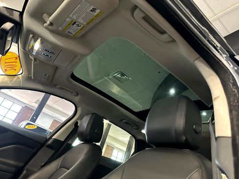 Used 2017 Jaguar F-PACE Premium image 19