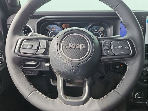 Used 2025 Jeep Gladiator Sport AWD/4WD image 19