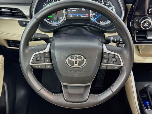 Used 2025 Toyota Highlander XLE AWD/4WD image 35