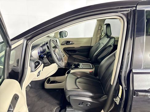 Used 2023 Chrysler Pacifica Touring-L FWD image 11